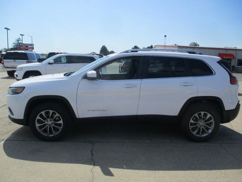 Used 2019 Jeep Cherokee Latitude Plus w/ Cold Weather Group AWD/4WD image 3