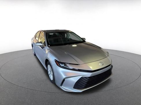 Used 2025 Toyota Camry LE image 3