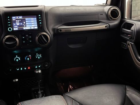 Used 2016 Jeep Wrangler Unlimited Sahara image 29