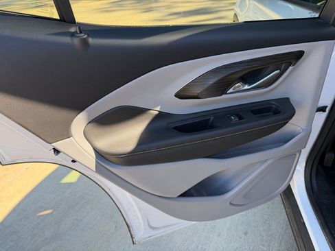 Used 2024 GMC Terrain SLT w/ Infotainment Package II image 14