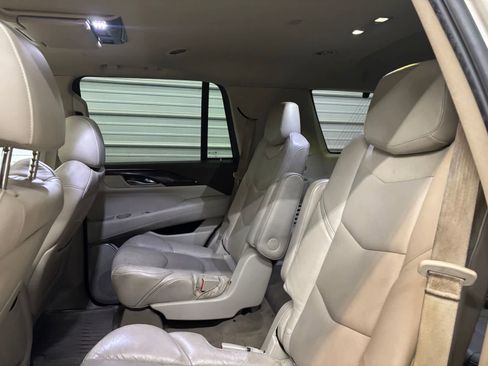 Used 2016 Cadillac Escalade Luxury AWD/4WD image 22