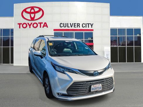 Used 2021 Toyota Sienna XLE FWD image 1