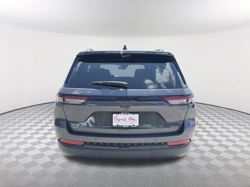 Used 2025 Jeep Grand Cherokee Limited w/ Luxury Tech Group II RWD image 5