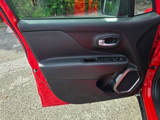 Used 2023 Jeep Renegade Latitude AWD/4WD image 10