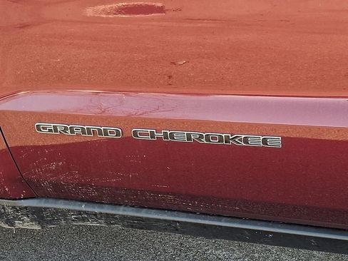 Used 2017 Jeep Grand Cherokee Limited image 32