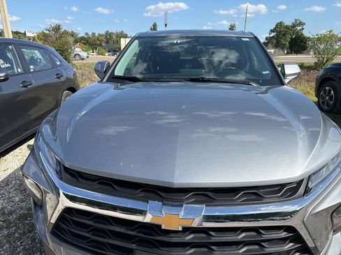 Used 2025 Chevrolet Blazer LT FWD image 2