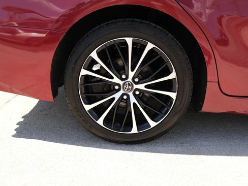Used 2018 Toyota Camry SE FWD image 19