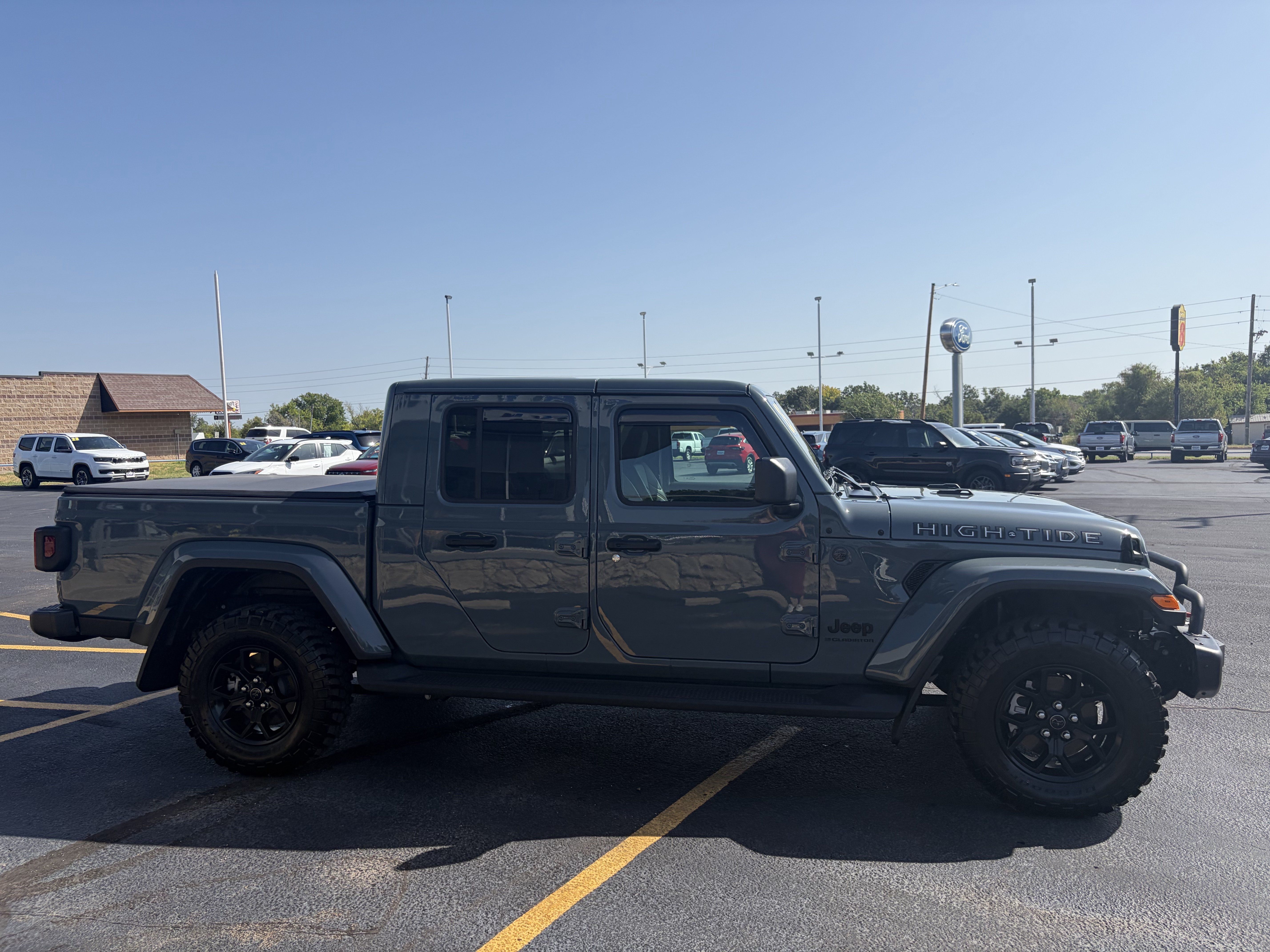 Used 2025 Jeep Gladiator Sport AWD/4WD image 3
