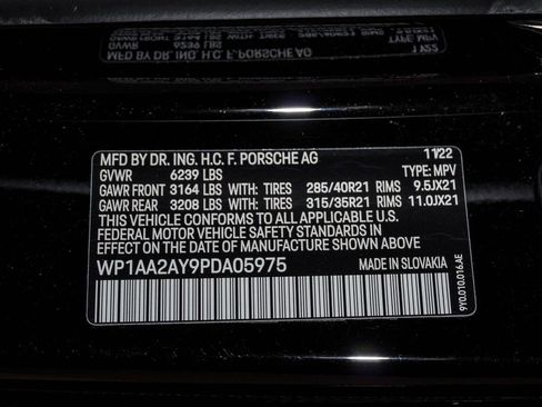 Certified 2023 Porsche Cayenne Platinum Edition image 30