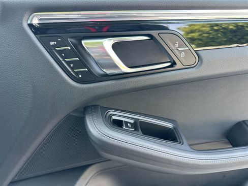 Certified 2025 Porsche Macan Turbo AWD/4WD image 19