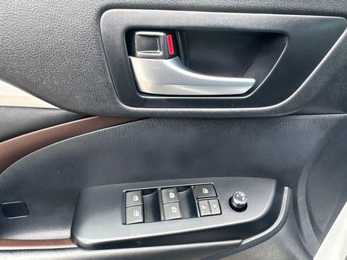 Used 2019 Toyota Highlander XLE AWD/4WD image 14