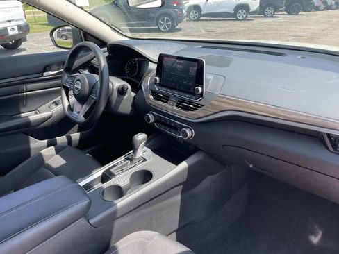 Used 2025 Nissan Altima 2.5 SV FWD image 15