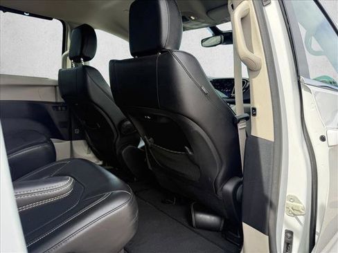 Used 2024 Chrysler Pacifica Touring-L FWD image 22