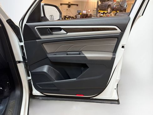 Used 2021 Volkswagen Atlas SE image 34