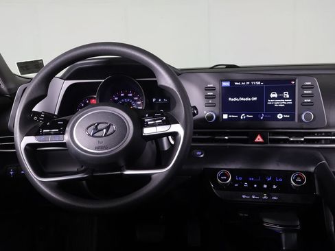 Used 2023 Hyundai Elantra SEL w/ Preferred Accessory Package FWD image 28