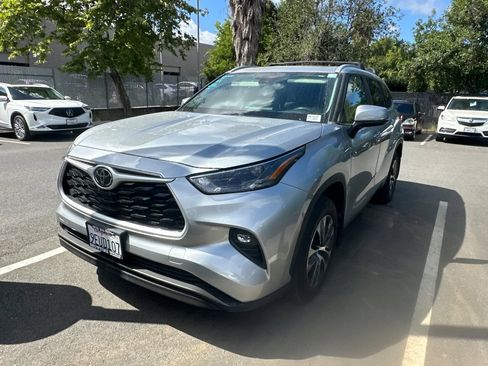 Used 2023 Toyota Highlander XLE FWD image 2