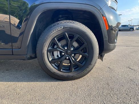 Used 2025 Jeep Grand Cherokee Altitude AWD/4WD image 16