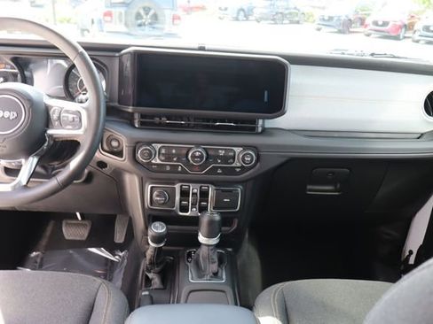 Used 2025 Jeep Wrangler Unlimited Sahara AWD/4WD image 29