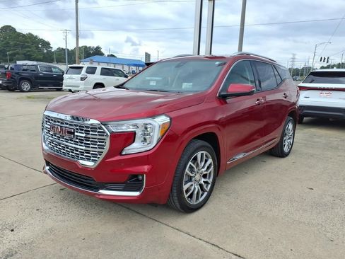 Used 2024 GMC Terrain Denali w/ Denali Premium Package AWD/4WD image 3