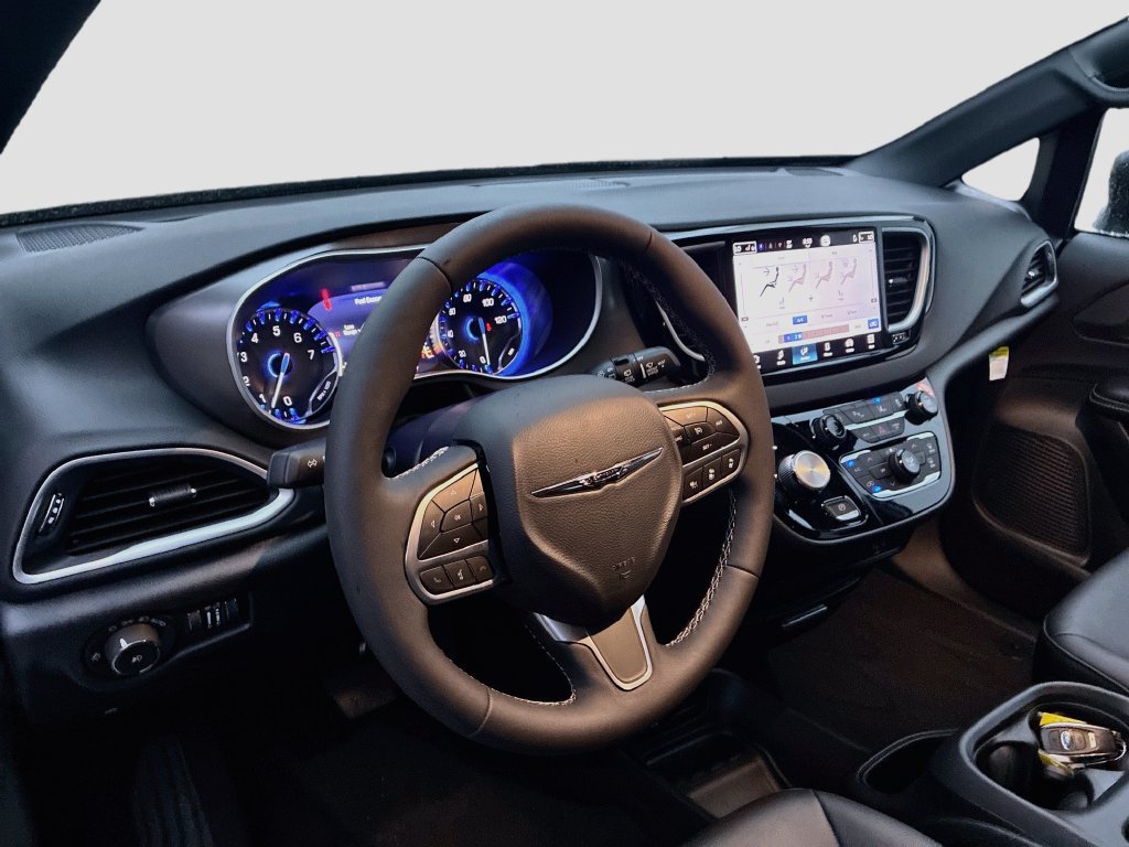 Used 2026 Chrysler Pacifica Select FWD image 9