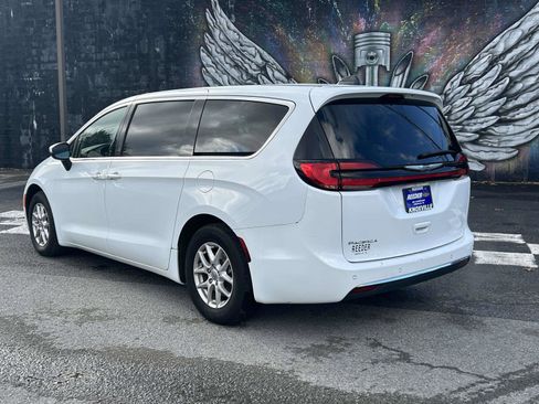 Used 2023 Chrysler Pacifica Touring-L image 5