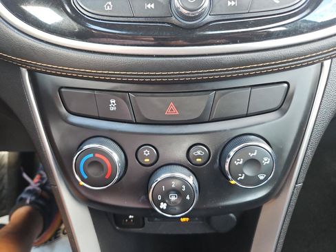 Used 2018 Chevrolet Trax LS AWD/4WD image 31