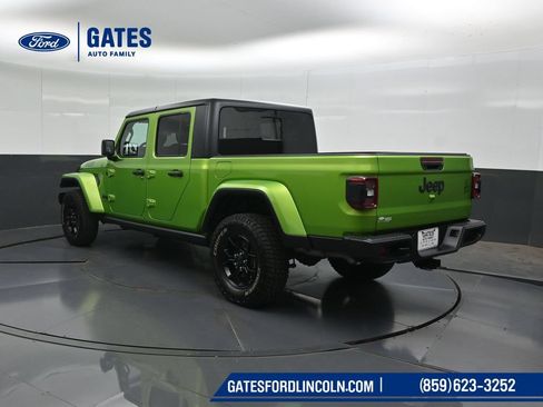 Used 2025 Jeep Gladiator Sport AWD/4WD image 8