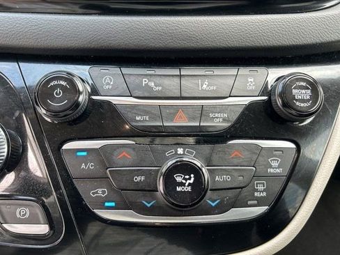 Used 2023 Chrysler Pacifica Touring-L FWD image 32