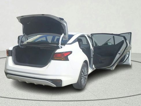 Used 2025 Nissan Altima 2.5 SV image 13