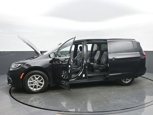 Used 2025 Chrysler Pacifica Select image 55