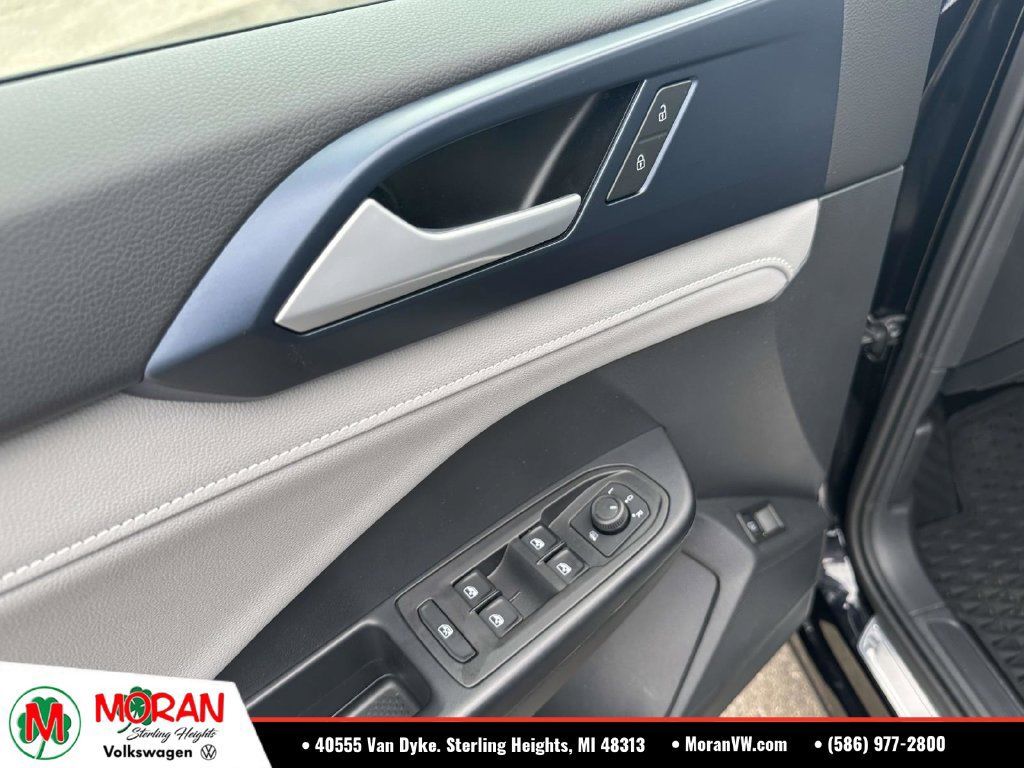 Certified 2024 Volkswagen Taos SE AWD/4WD image 17