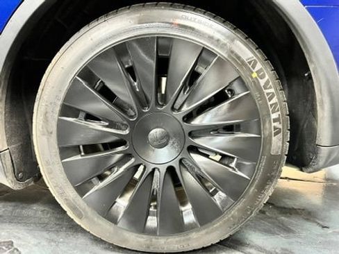 Used 2025 Tesla Model Y Long Range AWD/4WD image 23