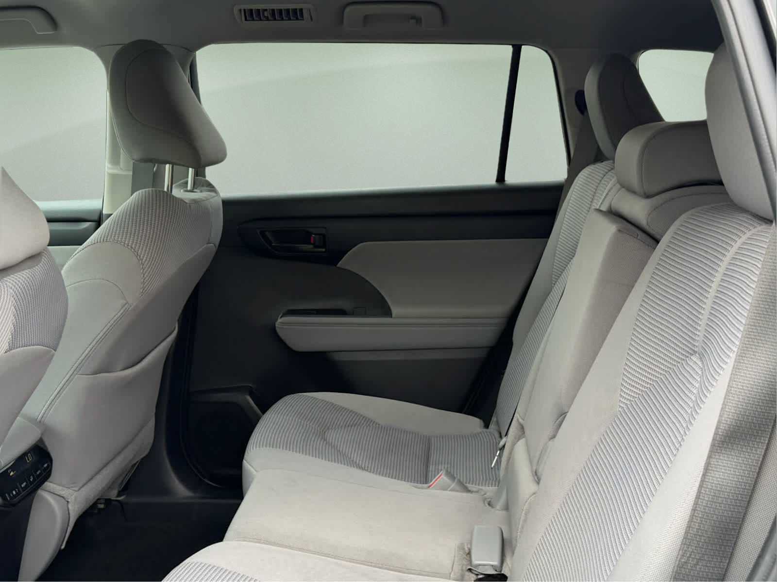 Used 2024 Toyota Highlander LE AWD/4WD image 19