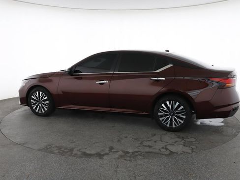 Used 2024 Nissan Altima 2.5 SV FWD image 8