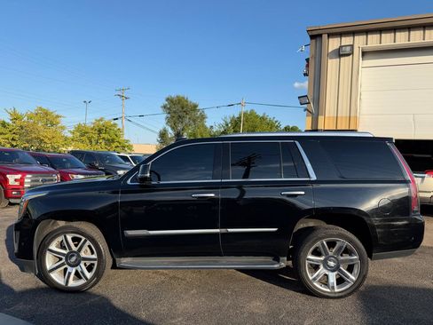 Used 2019 Cadillac Escalade Luxury AWD/4WD image 2