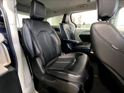 Used 2023 Chrysler Pacifica Touring-L FWD image 17