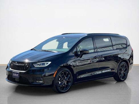 New 2026 Chrysler Pacifica Limited w/ S Appearance Package FWD image 3