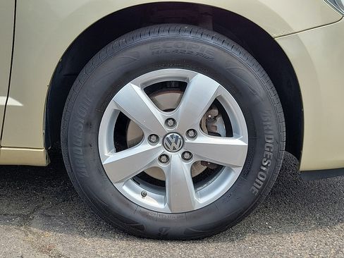Used 2010 Volkswagen Routan SE FWD image 9