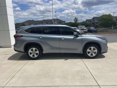 Used 2021 Toyota Highlander LE FWD image 6