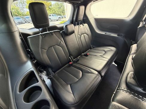 Used 2025 Chrysler Pacifica Select image 17