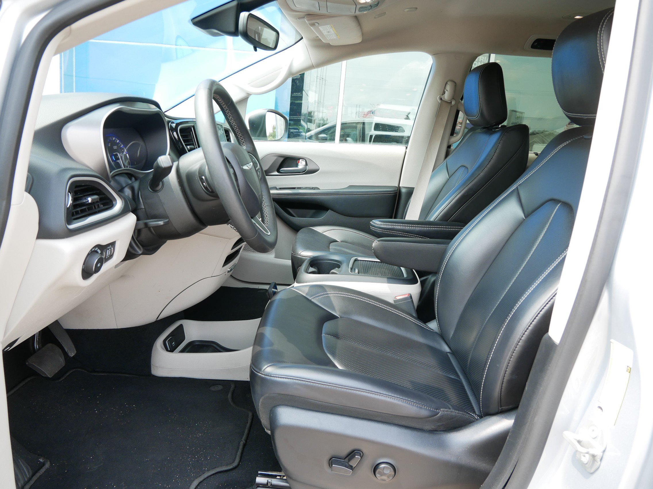 Used 2023 Chrysler Pacifica Touring-L FWD image 8