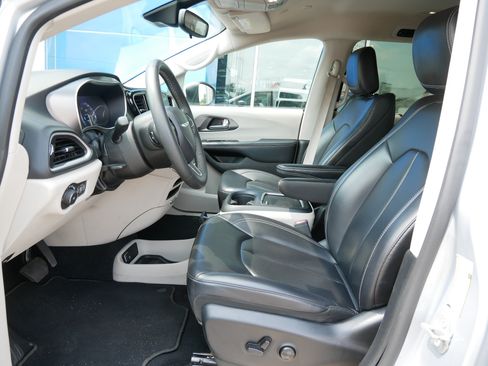 Used 2023 Chrysler Pacifica Touring-L FWD image 8
