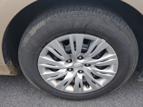 Used 2012 Toyota Camry LE FWD image 9