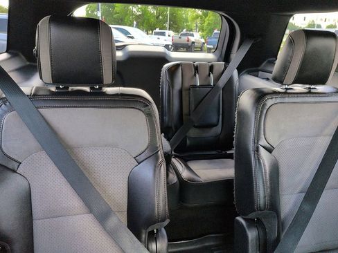 Used 2017 Ford Explorer XLT w/ Equipment Group 202A AWD/4WD image 8