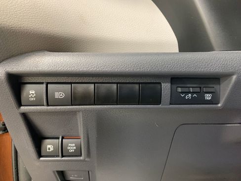 Used 2022 Toyota Sienna XLE image 12