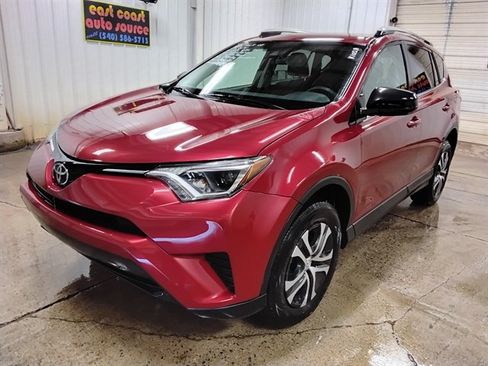 Used 2018 Toyota RAV4 LE AWD/4WD image 4