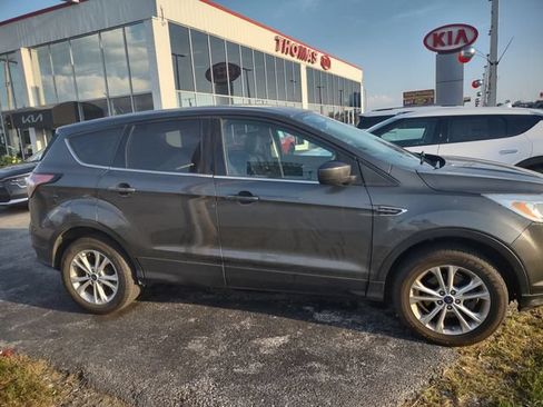 Used 2017 Ford Escape SE w/ SE Cold Weather Package FWD image 5