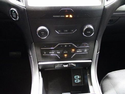 Used 2020 Ford Edge SE image 10