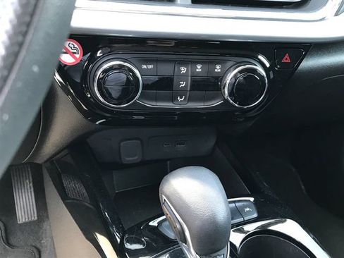 Certified 2025 Chevrolet Trax LT FWD image 8