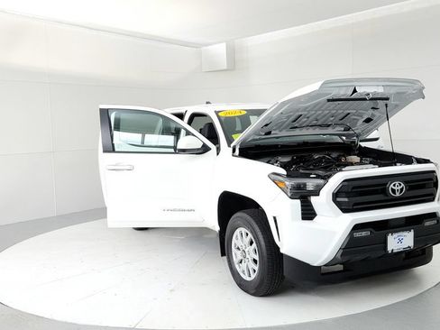 Used 2024 Toyota Tacoma SR5 AWD/4WD image 9